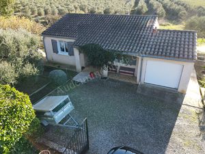 Maison de plain-pied avec jardin