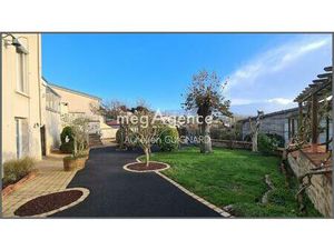 3 chambres  grenier aménageable. Garage et Dépendance.