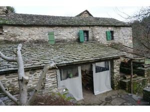 Maison en pierre  rivière et eau de source