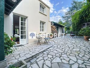 Maison de charme au coeur d'un jardin fleuri