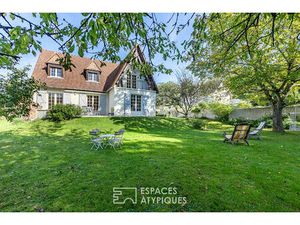 Maison moderne traditionnelle avec joli jardin