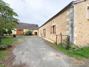 Ancien corps de ferme avec dépendances   terrain constructible et forêt de chênes
