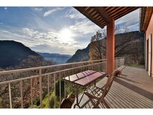 Maison dans un environnement boisé