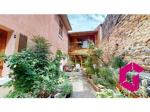 Issoire Centre  Propriété 5 chambres avec cour intérieure .