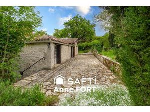 Belle propriété en pierre isolée dans un bois