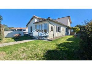 À Médis  2 maisons indépendantes  155 m2 au total  5 chambres  garage et jardin clos.