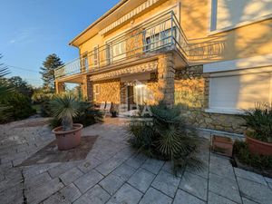Maison à vendre à Montpon-Ménestérol 7 pièces 182.6 m2