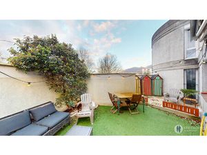 T5 avec 3 terrasses et studio