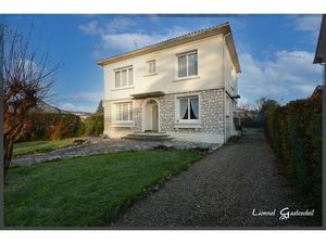 Maison familiale trois chambres à vendre avec jardin arboré – proche commerces et hôpital 