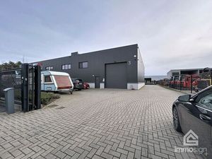 Veelzijdige halfopen bedrijfshal met kantoor en buitenruimte in Pelt!