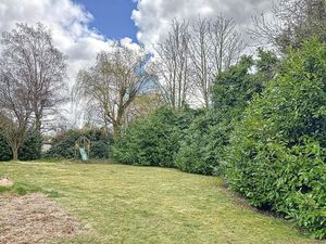 Te renoveren/af te breken laagbouw met zuidtuin nabij de A12