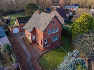 Vrijstaande woning met 3slk in verkeersluwe straat