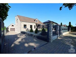 Instapklare gezinswoning met drie slaapkamers  twee badkamers  grote kelder en vrijstaande