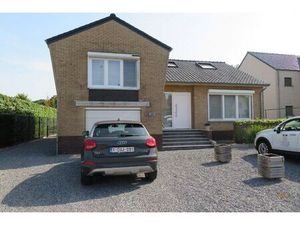 Compleet gerenoveerde gezinswoning met diepe tuin