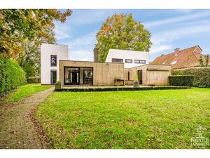 Moderne gezinswoning met mooi terras en vrij uitzicht aan voor- en achterzijde