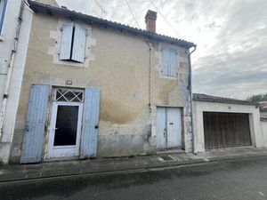 Vente maison 5 pièces 74 m² Saint-Jean-d'Angély (17400)