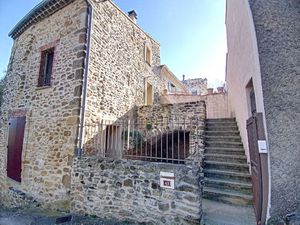 Centre village maison T3 restaurée avec cour et vue imprenable