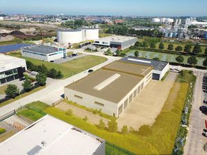 Goed geïsoleerd en verwarmd BEDRIJFSGEBOUW  bestaande uit MAGAZIJN (1.070m2) met KANTOREN 