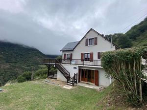 Jolie maison style chalet face à la montagne