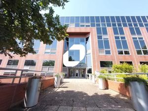 A LOUER  BELLES SURFACES RENOVEES