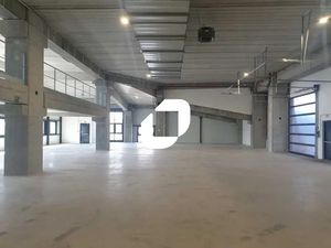 A LOUER  TRAM AU PIED DE L'IMMEUBLE