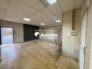 Local d'activité 85 m² avec bureau et porte sectionnelle –