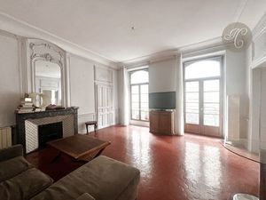 Intra muros  appartement bourgeois avec ascenseur et garage