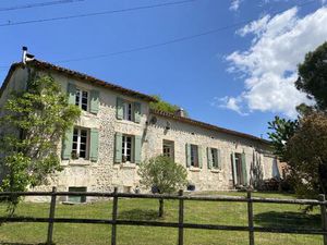 Proche Aubeterre  maison de campagne avec 2 maisons d'amis sur 1ha+. Belles vues.