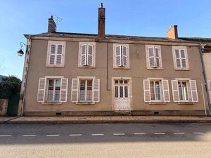 Ensemble immobilier proche de la place centrale d'Henrichemont