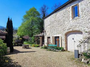 Maison de village en pierre avec gîte.