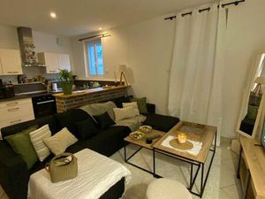 Maison 3 pièces avec terrasse sur pilotis et cour intérieure