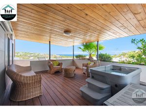 Penthouse de 297m2 au sol avec vue mer et jacuzzi à Saint Gi