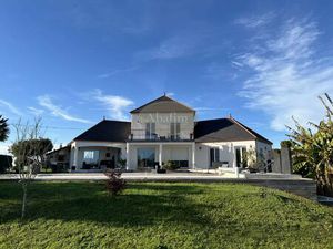 Contemporaine vue panoramique Pyrénées et piscine.