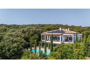 À deux pas de Goudargues  villa d’exception de 412 m² avec piscine et vue dégagée