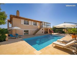 Très bel appartement entièrement meublé et équipé avec sa piscine privée et ses terrasses 