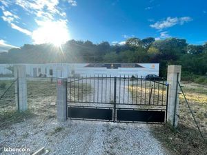 Local d’activité à louer – bâtiment commercial / industriel – 100 à 170 m² – RN118