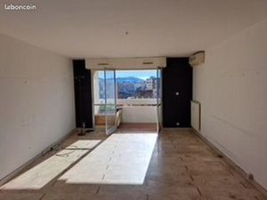 Très grand appartement Avenue Mireille Lauze