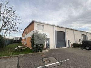 Location commerce 583 m² à Décines-Charpieu (69150)