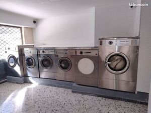 Murs commerciaux laverie