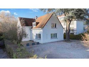 Superbe villa rénovée à usage de bureaux avec vaste parking