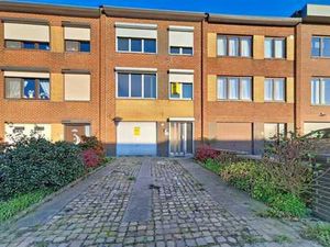 Maison bel-étage de trois chambres à rafraîchir + jardin.