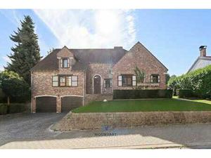 Villa de charme avec jardin ensoleillé et piscine naturelle