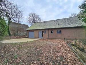 Maison 4 façades à rafraîchir dans un cadre verdoyant.
