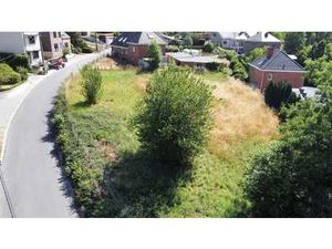 Terrain à bâtir spacieux dans un quartier résidentiel