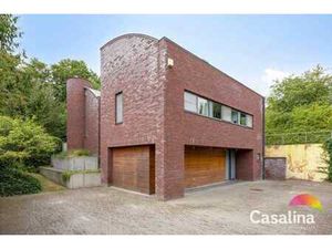 Villa moderne sur un terrain de fond sans vis-à-vis