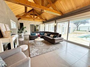 Longère rénovée de 250 m² avec piscine à La Chapelle Saint Mesmin