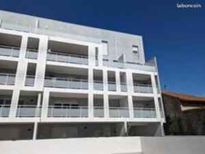 Appartement récent climatisé de type 3 avec double parking