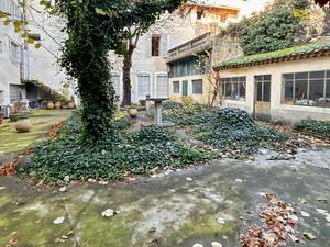Cavaillon centre Appartement environ138 m2  jardin environ 380 m2 terrasses et dependances