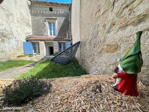 Maison meublée 2 chambres + dépendance + petit jardin dispo Mars