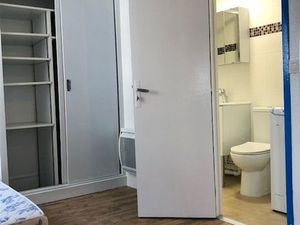 Studio en très bon état  vue sur les toits de Paris